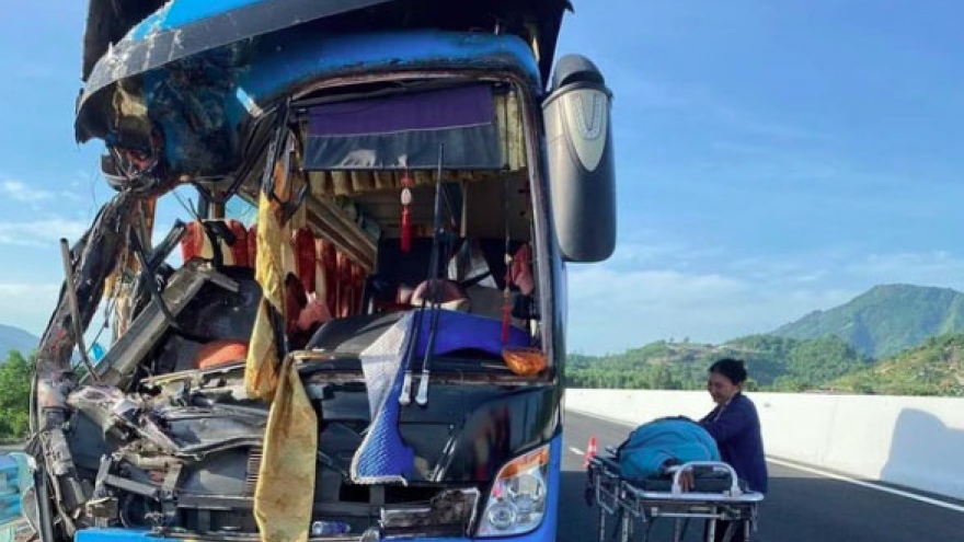 Two dead, six injured in Khanh Hoa coach accident